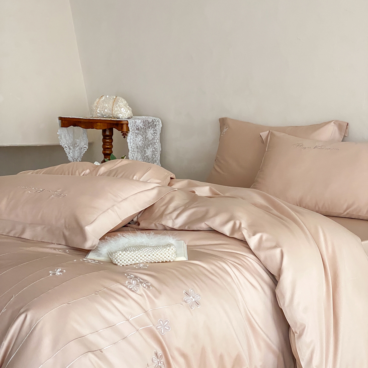 91家纺网 家纺一手货源 找家纺 曼布缇 2026新款春夏款新品长绒棉刺绣四件套 -花涧 花涧-浅米咖（会员－20，券后338起）