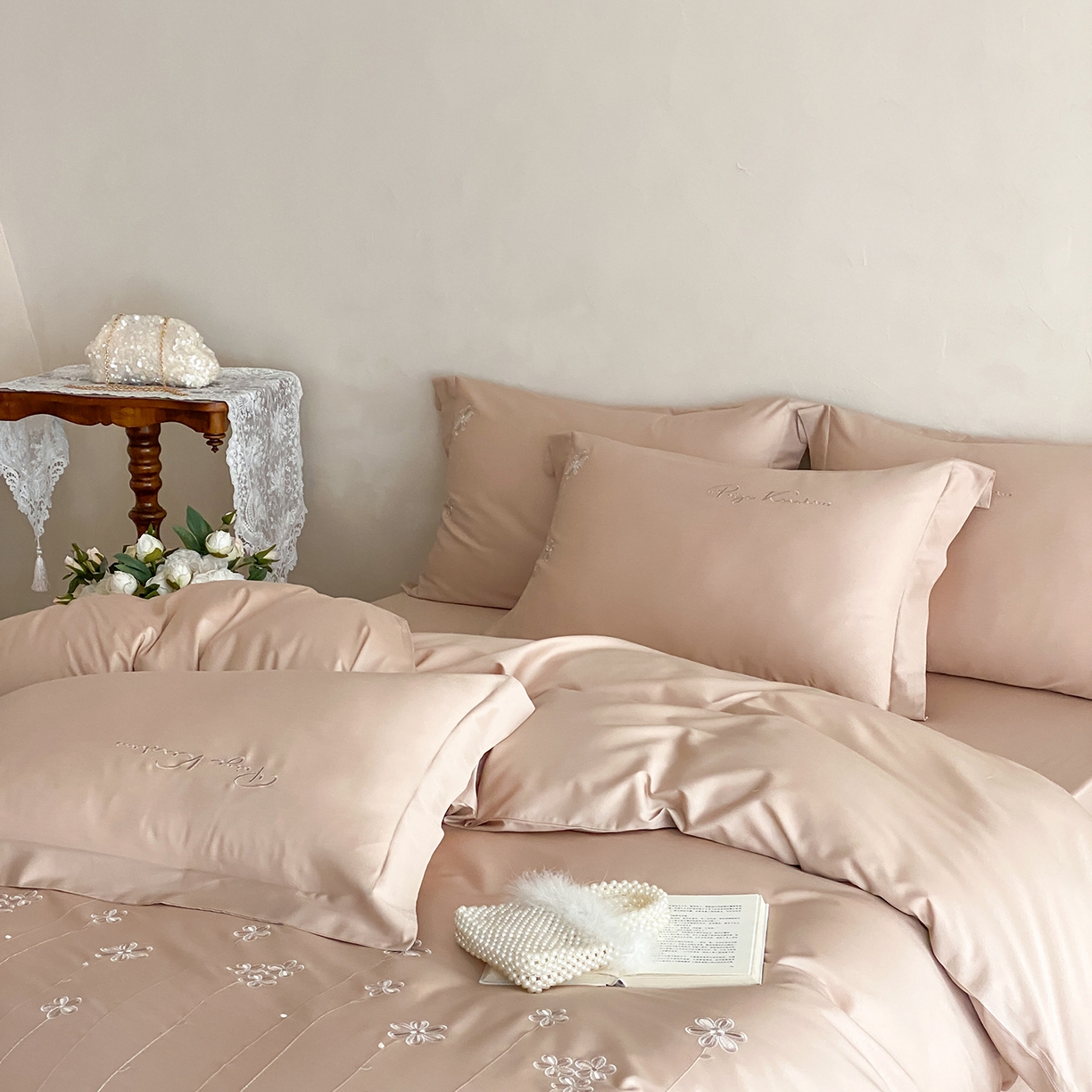 91家纺网 家纺一手货源 找家纺 曼布缇 2026新款春夏款新品长绒棉刺绣四件套 -花涧 花涧-浅米咖（会员－20，券后338起）