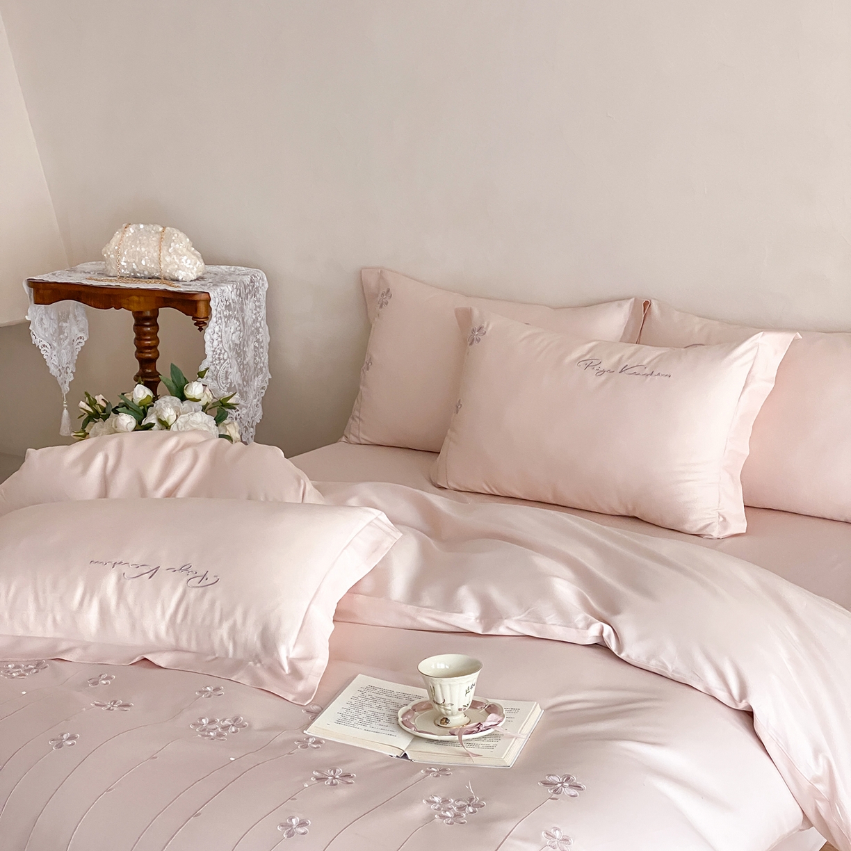 91家纺网 家纺一手货源 找家纺 曼布缇 2026新款春夏款新品长绒棉刺绣四件套 -花涧 花涧-浅粉（会员－20，券后338起）