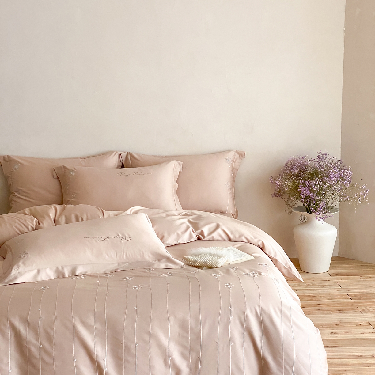 91家纺网 家纺一手货源 找家纺 曼布缇 2026新款春夏款新品长绒棉刺绣四件套 -花涧 花涧-浅米咖（会员－20，券后338起）