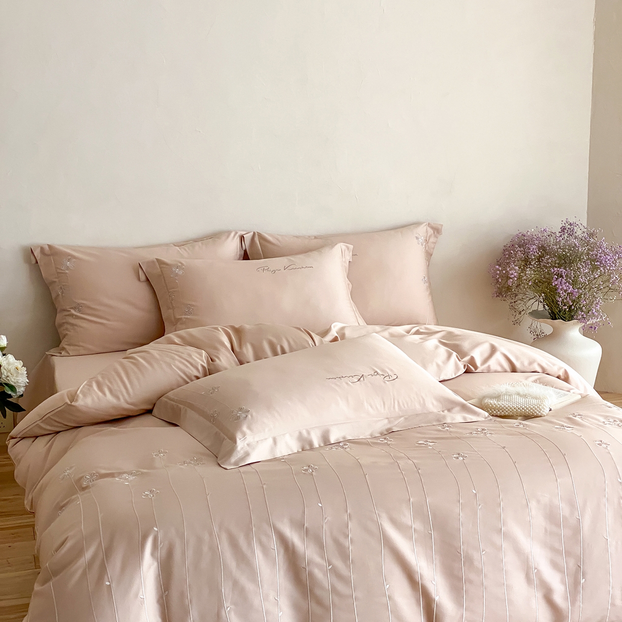 91家纺网 家纺一手货源 找家纺 曼布缇 2026新款春夏款新品长绒棉刺绣四件套 -花涧 花涧-浅米咖（会员－20，券后338起）