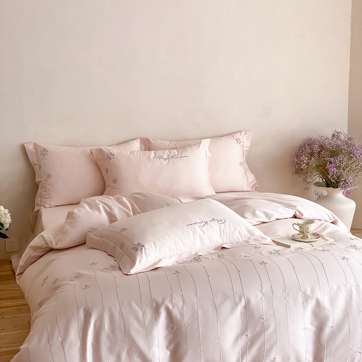 91家纺网 家纺一手货源 找家纺 曼布缇 2026新款春夏款新品长绒棉刺绣四件套 -花涧 花涧-浅粉（会员－20，券后338起）