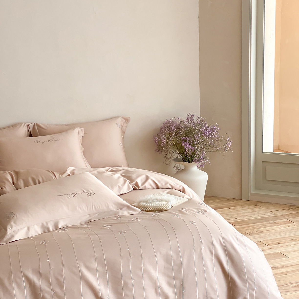 91家纺网 家纺一手货源 找家纺 曼布缇 2026新款春夏款新品长绒棉刺绣四件套 -花涧 花涧-浅米咖（会员－20，券后338起）