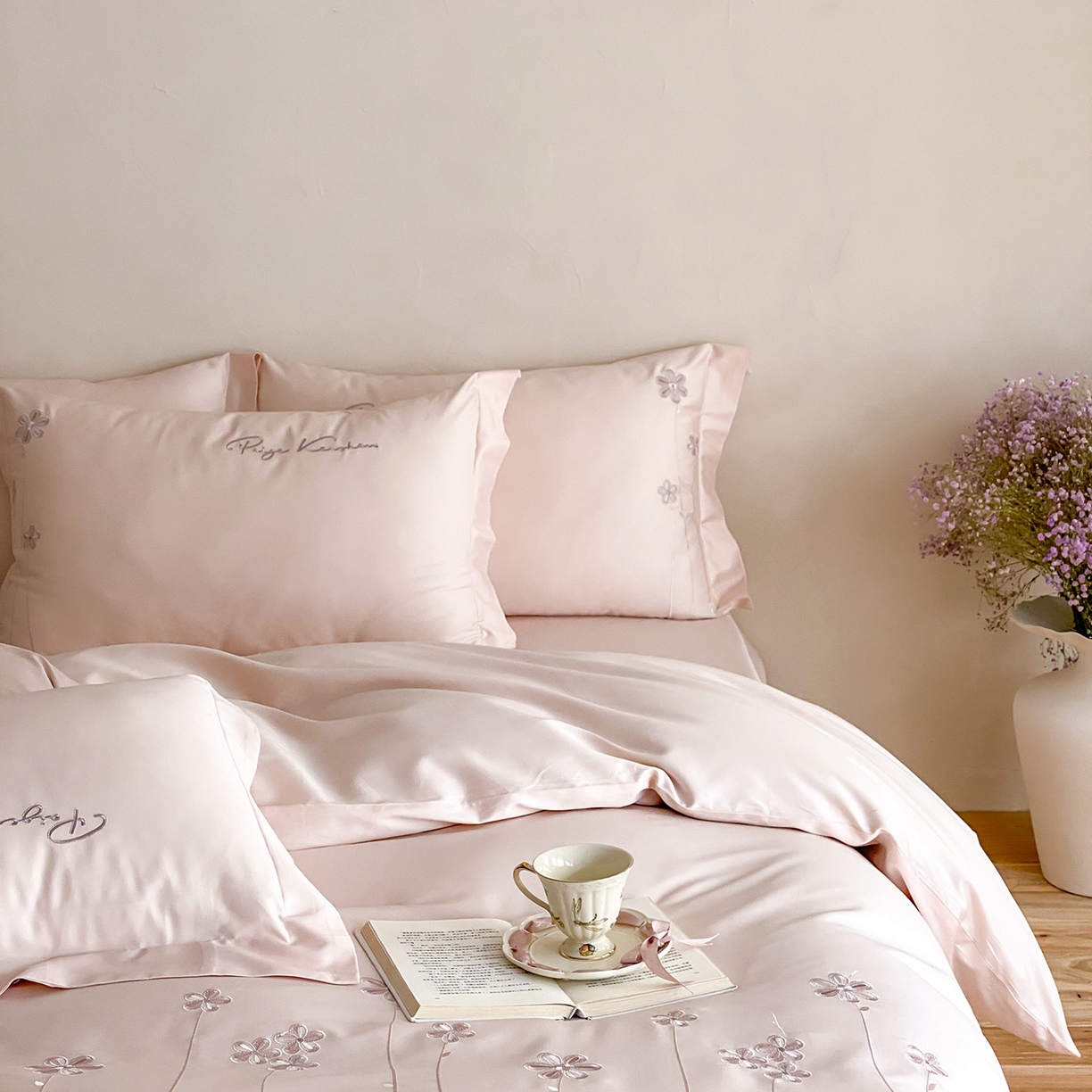 91家纺网 家纺一手货源 找家纺 曼布缇 2026新款春夏款新品长绒棉刺绣四件套 -花涧 花涧-浅粉（会员－20，券后338起）