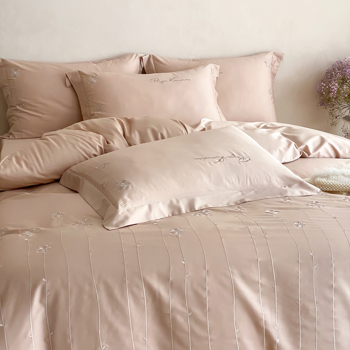 91家纺网 家纺一手货源 找家纺 曼布缇 2026新款春夏款新品长绒棉刺绣四件套 -花涧 花涧-浅米咖（会员－20，券后338起）