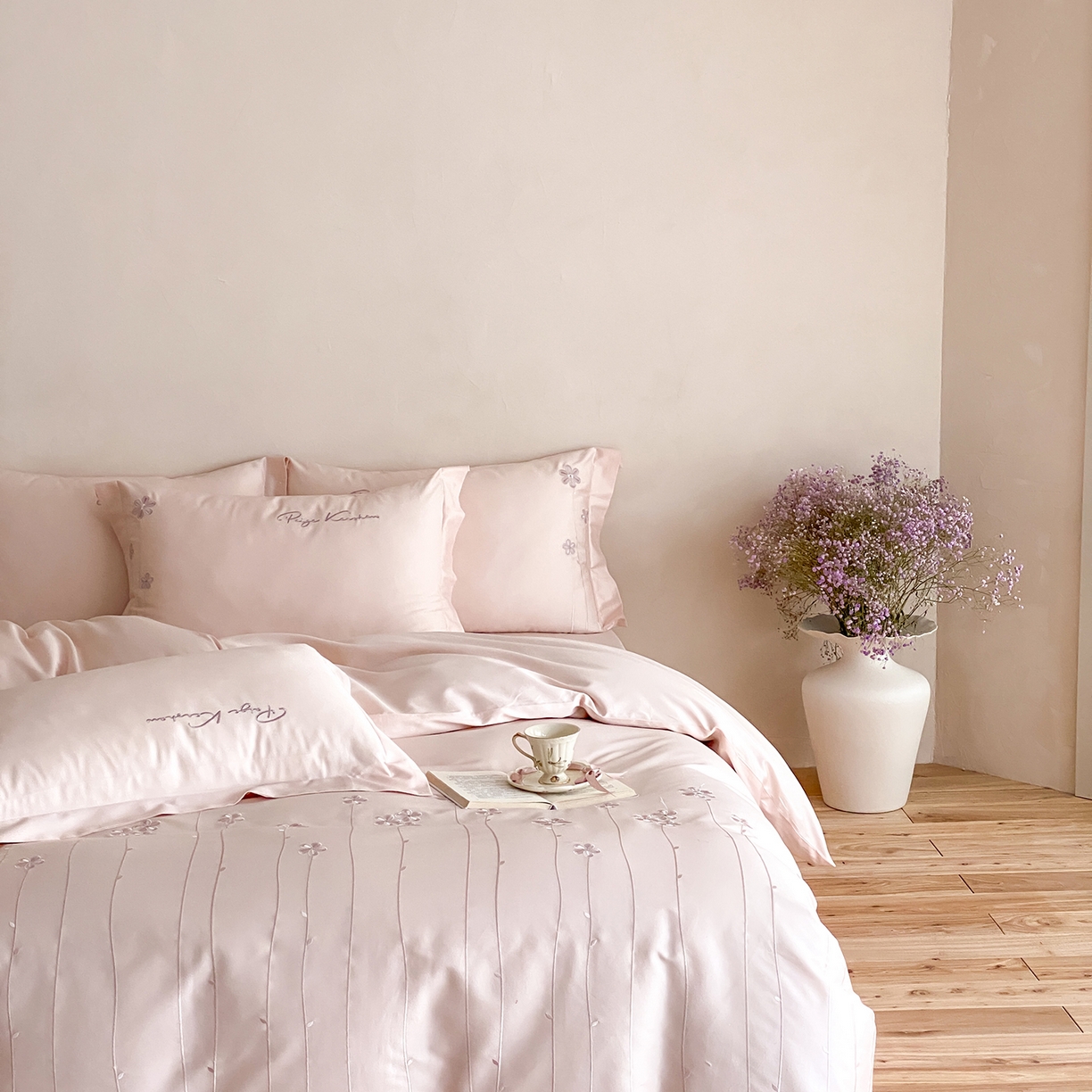 91家纺网 家纺一手货源 找家纺 曼布缇 2026新款春夏款新品长绒棉刺绣四件套 -花涧 花涧-浅粉（会员－20，券后338起）