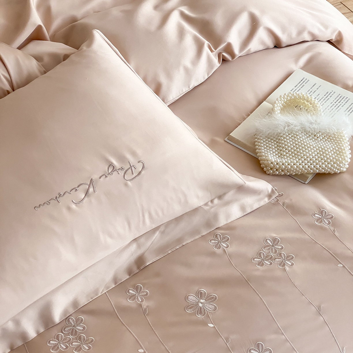 91家纺网 家纺一手货源 找家纺 曼布缇 2026新款春夏款新品长绒棉刺绣四件套 -花涧 花涧-浅米咖（会员－20，券后338起）