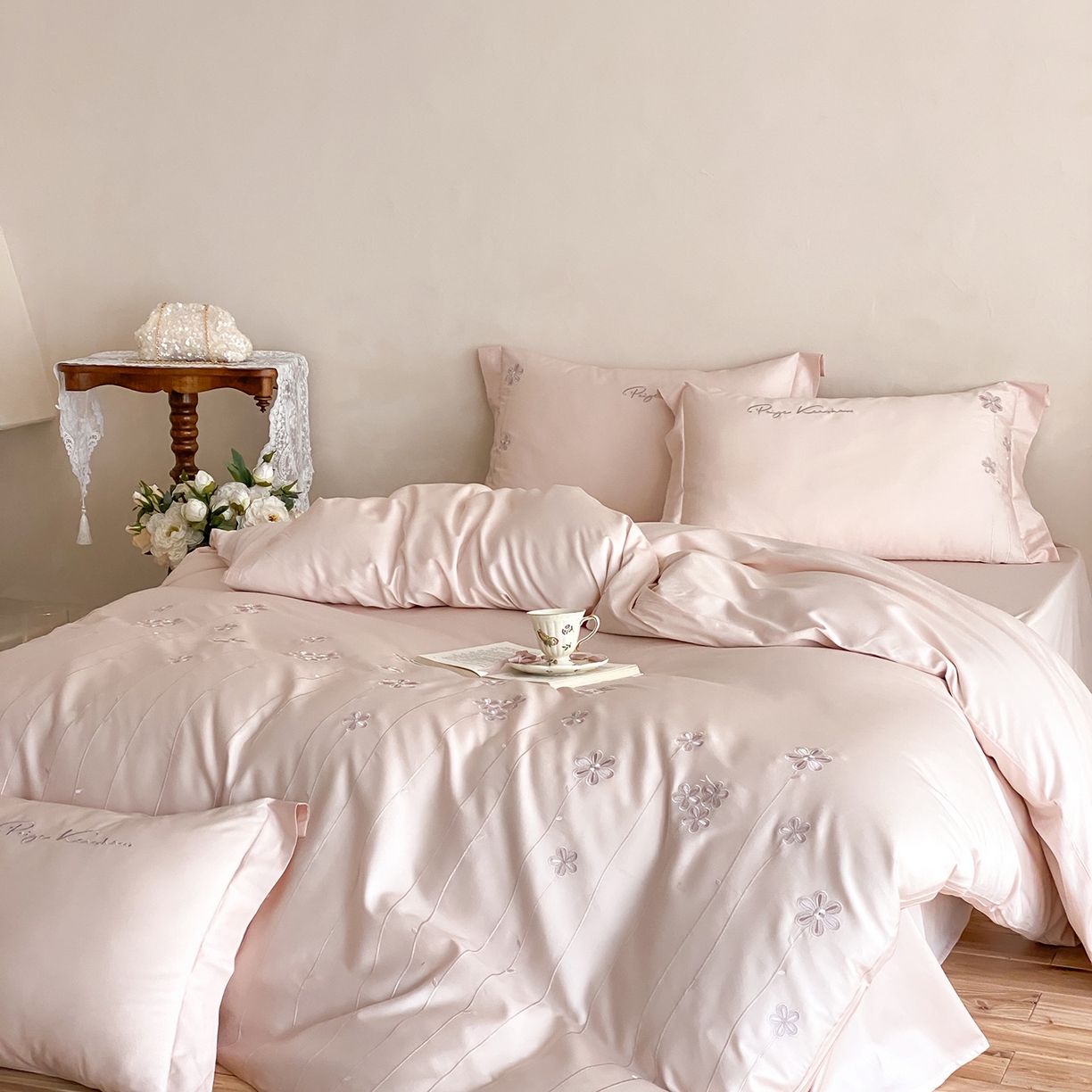 91家纺网 家纺一手货源 找家纺 曼布缇 2026新款春夏款新品长绒棉刺绣四件套 -花涧 花涧-浅粉（会员－20，券后338起）