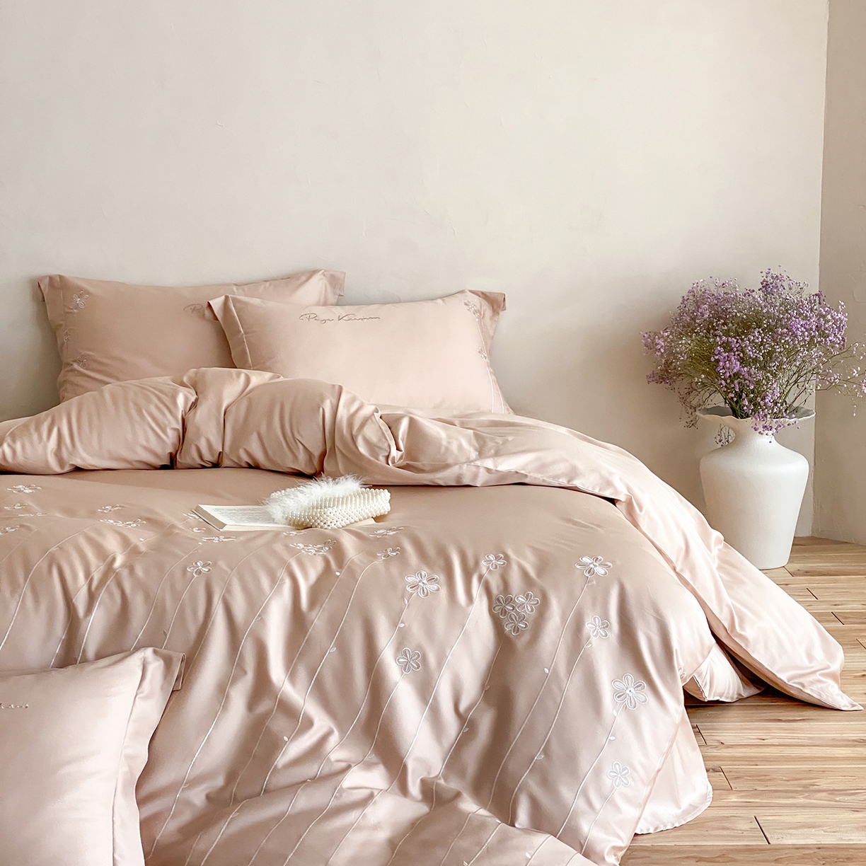 91家纺网 家纺一手货源 找家纺 曼布缇 2026新款春夏款新品长绒棉刺绣四件套 -花涧 花涧-浅米咖（会员－20，券后338起）