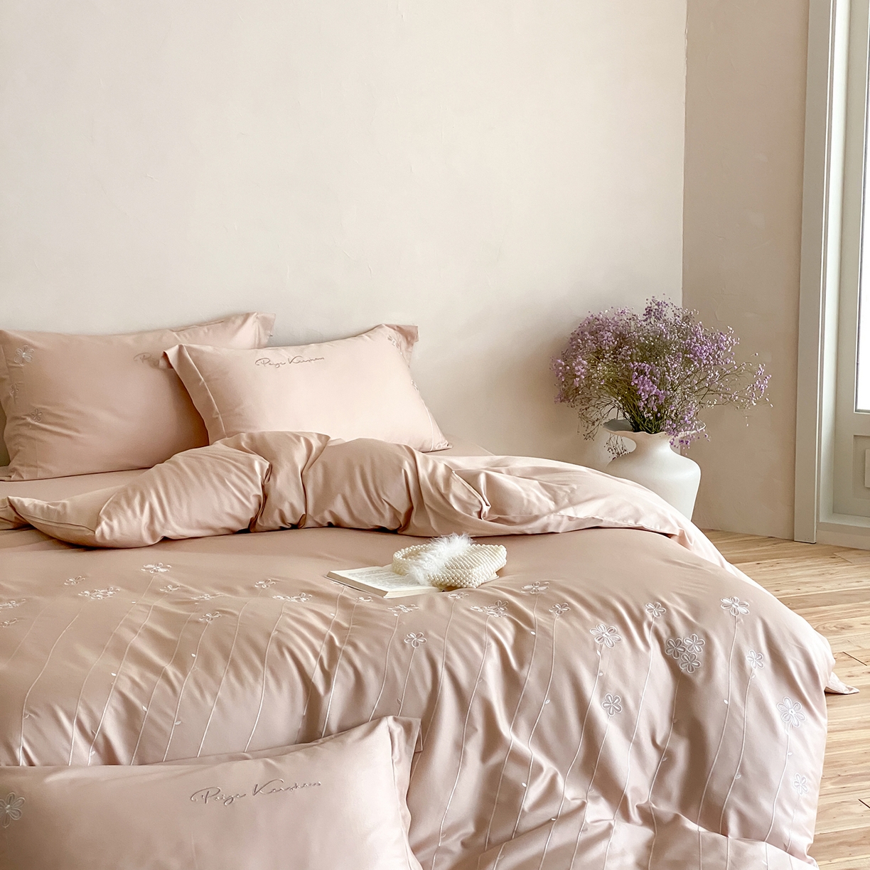 91家纺网 家纺一手货源 找家纺 曼布缇 2026新款春夏款新品长绒棉刺绣四件套 -花涧 花涧-浅米咖（会员－20，券后338起）