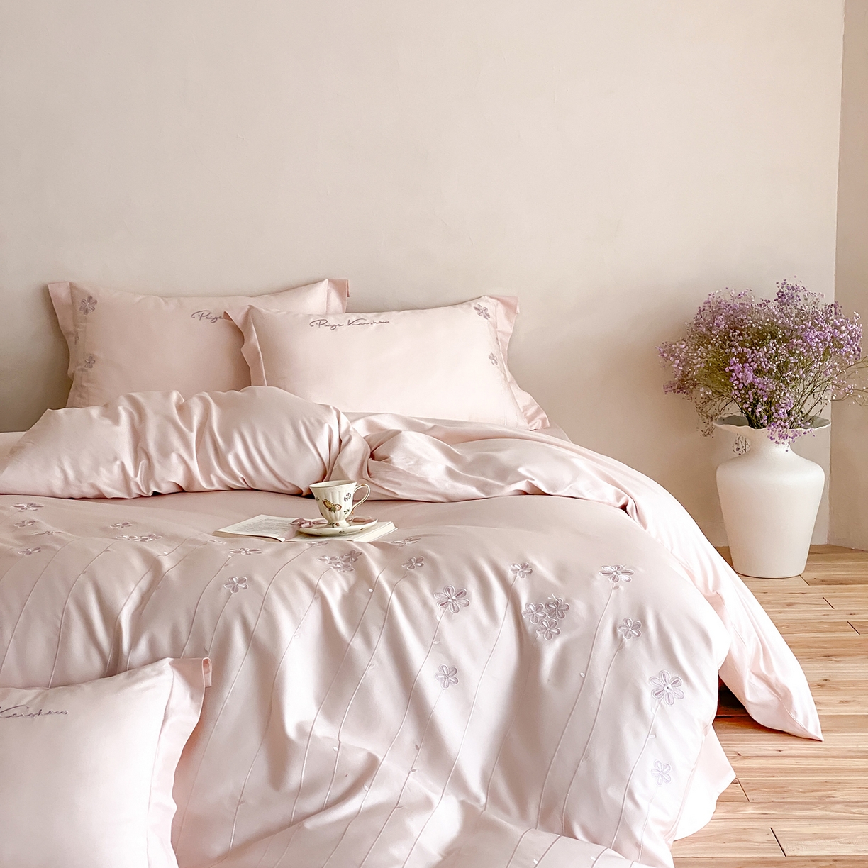 91家纺网 家纺一手货源 找家纺 曼布缇 2026新款春夏款新品长绒棉刺绣四件套 -花涧 花涧-浅粉（会员－20，券后338起）