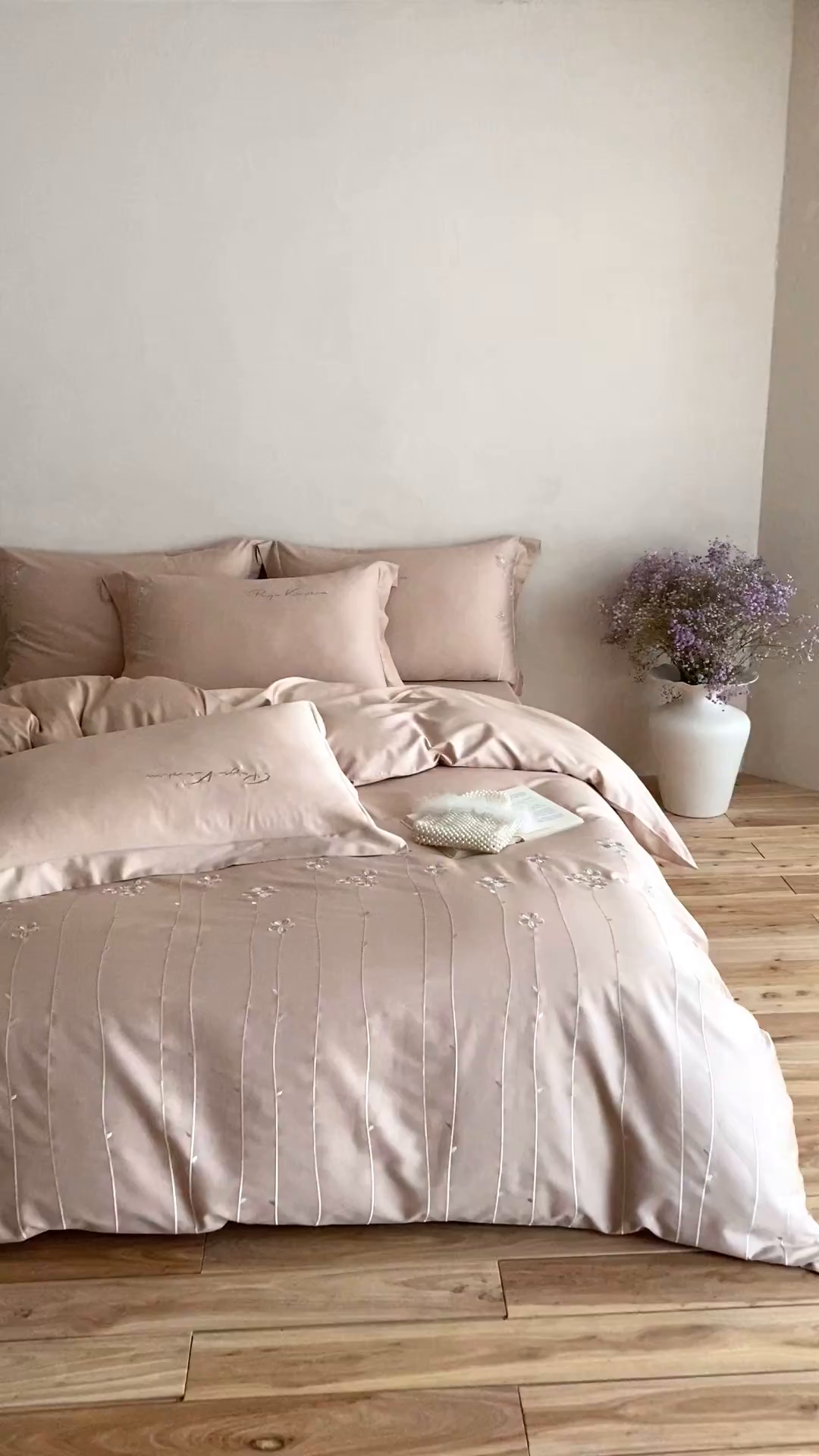 91家纺网 家纺一手货源 找家纺 曼布缇 2026新款春夏款新品长绒棉刺绣四件套 -花涧 花涧-浅米咖（会员－20，券后338起）