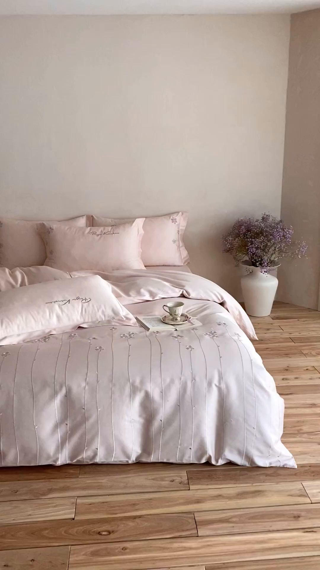 91家纺网 家纺一手货源 找家纺 曼布缇 2026新款春夏款新品长绒棉刺绣四件套 -花涧 花涧-浅粉（会员－20，券后338起）