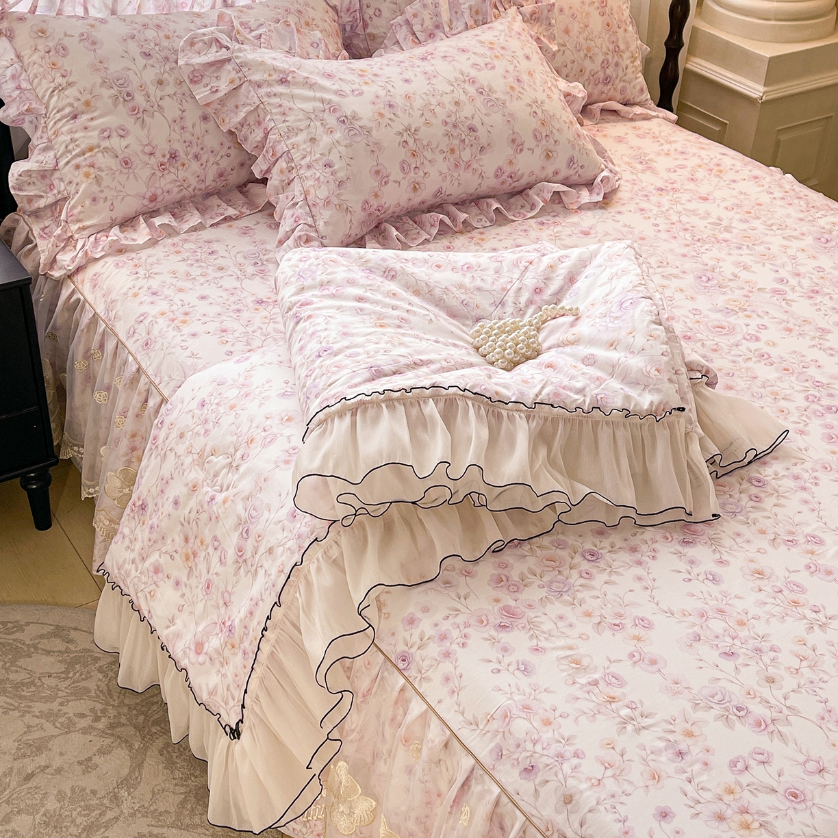 91家纺网 家纺一手货源 找家纺 宜凡家纺 2026新款全棉数码印花夏被床裙四件套②号系列 恬静