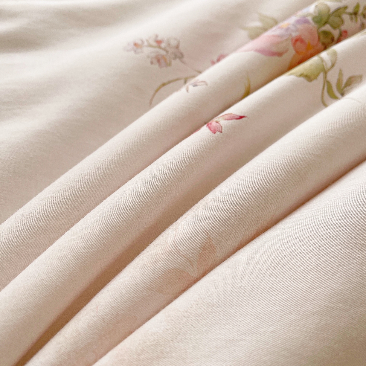 91家纺网 家纺一手货源 找家纺 宜凡家纺 2026新款全棉数码印花夏被床裙四件套②号系列 澜晚