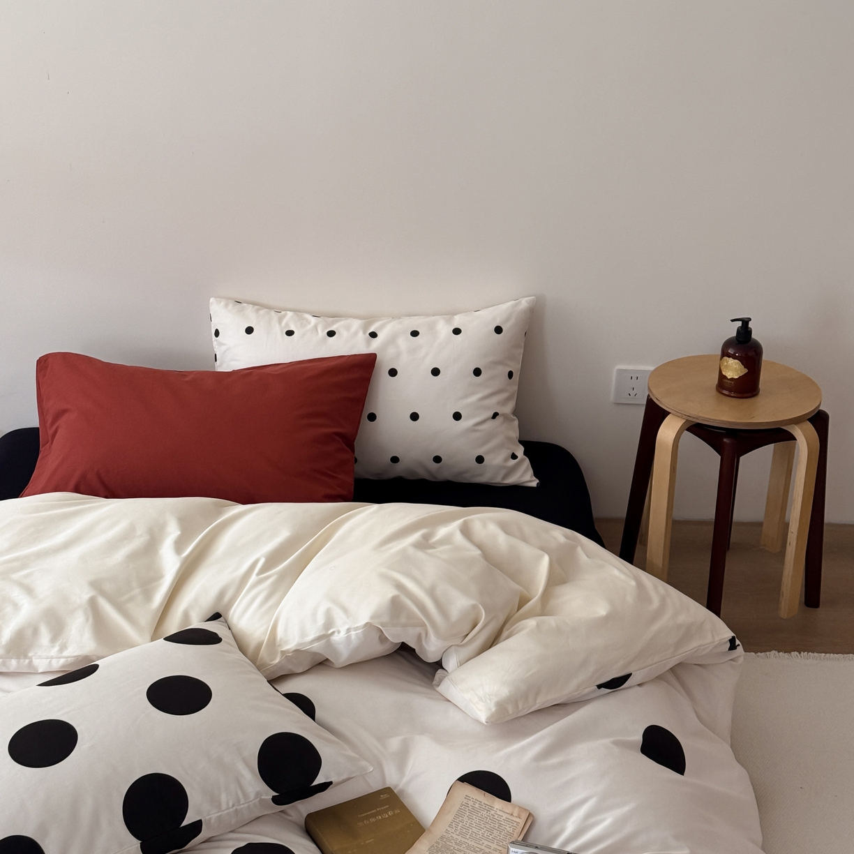 91家纺网 家纺一手货源 找家纺 尺素 2026新款全棉纯棉简约松弛感波点四件套纯棉ins风纯色被套 松弛主义