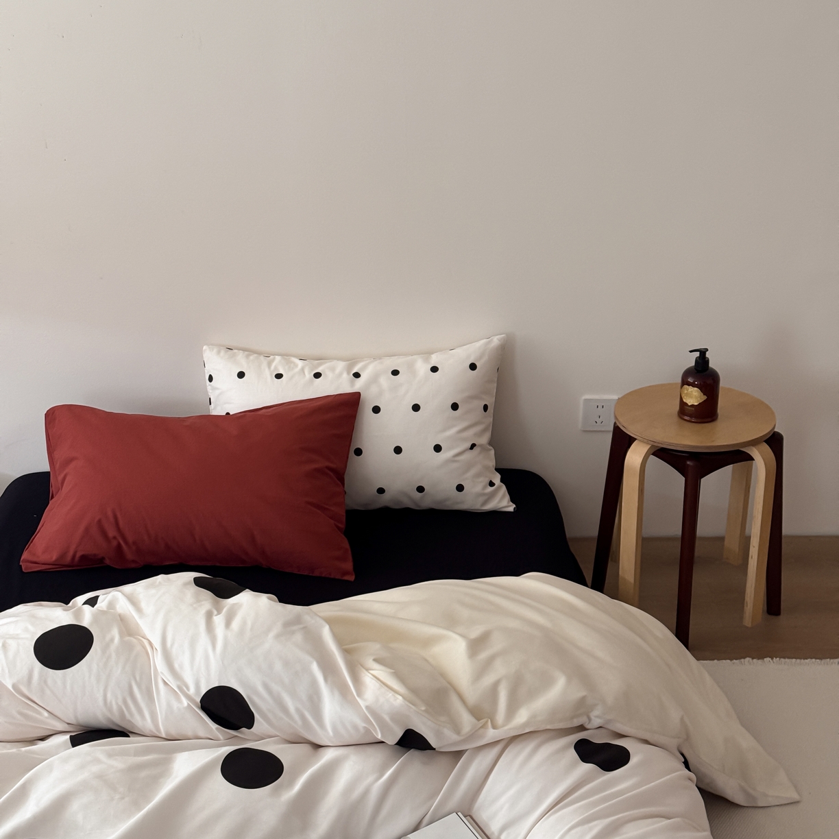 91家纺网 家纺一手货源 找家纺 尺素 2026新款全棉纯棉简约松弛感波点四件套纯棉ins风纯色被套 松弛主义