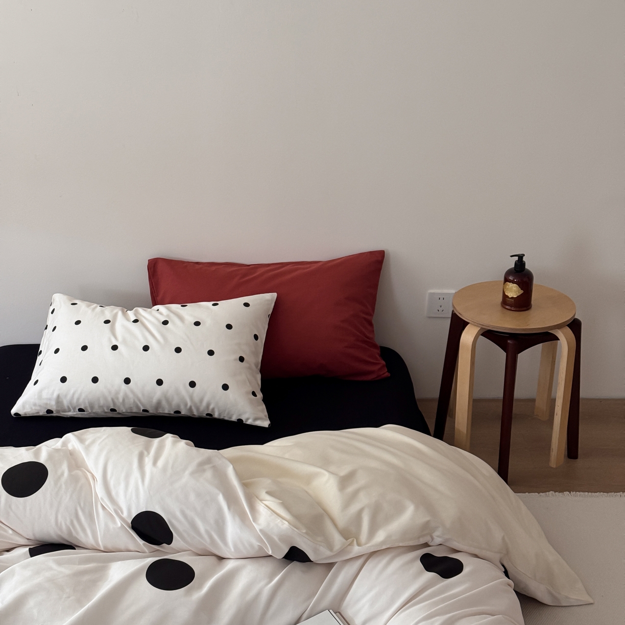 91家纺网 家纺一手货源 找家纺 尺素 2026新款全棉纯棉简约松弛感波点四件套纯棉ins风纯色被套 松弛主义