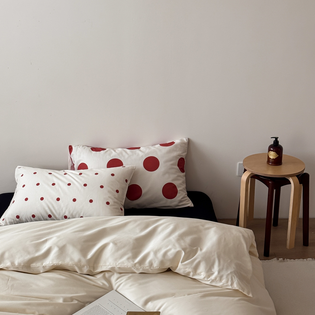 91家纺网 家纺一手货源 找家纺 尺素 2026新款全棉纯棉简约松弛感波点四件套纯棉ins风纯色被套 自在穿行