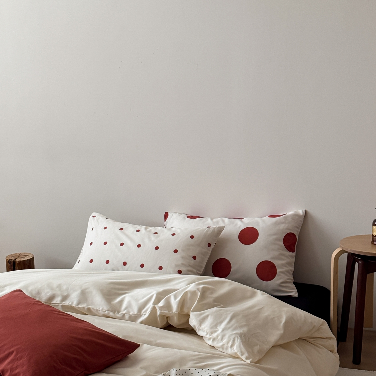 91家纺网 家纺一手货源 找家纺 尺素 2026新款全棉纯棉简约松弛感波点四件套纯棉ins风纯色被套 自在穿行