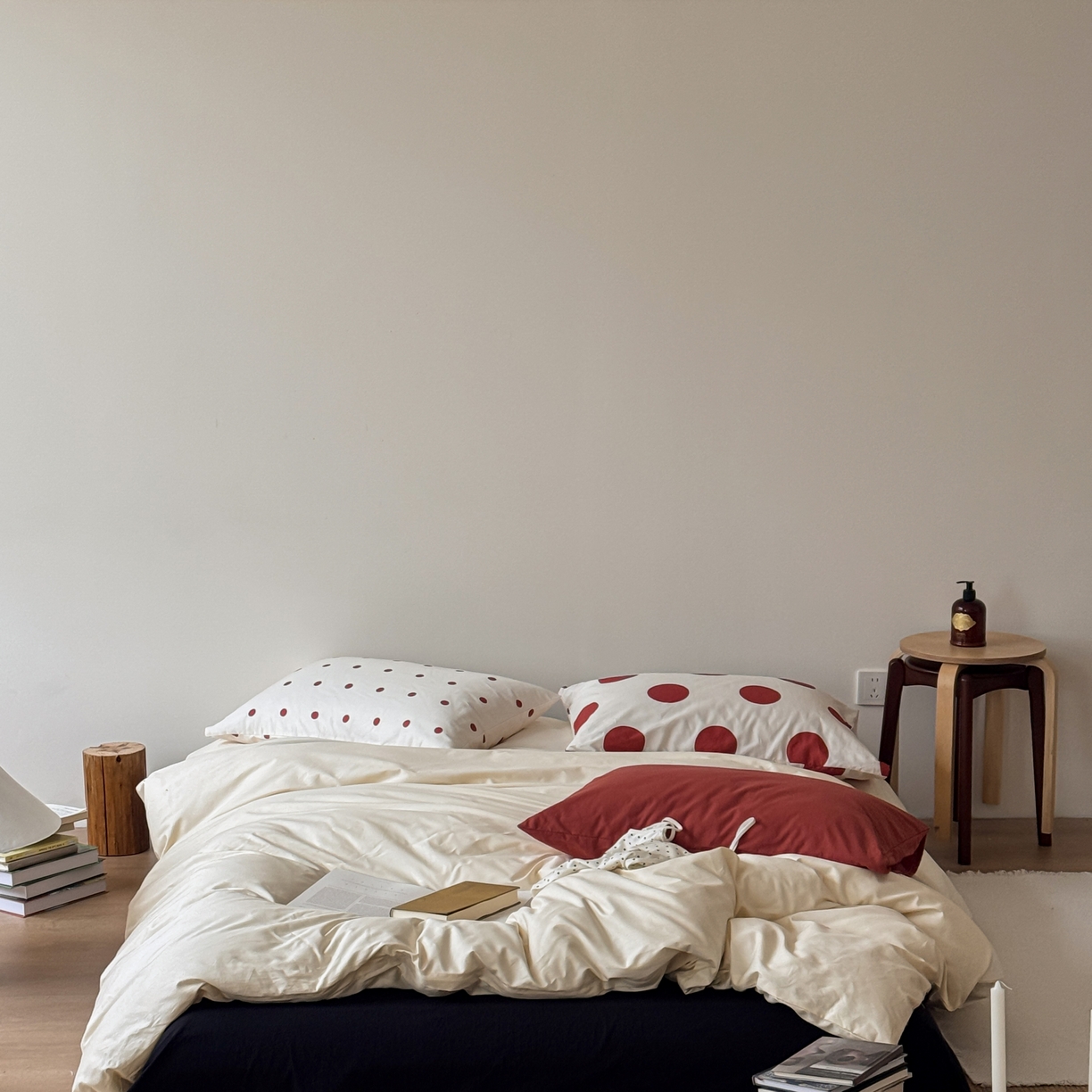 91家纺网 家纺一手货源 找家纺 尺素 2026新款全棉纯棉简约松弛感波点四件套纯棉ins风纯色被套 自在穿行