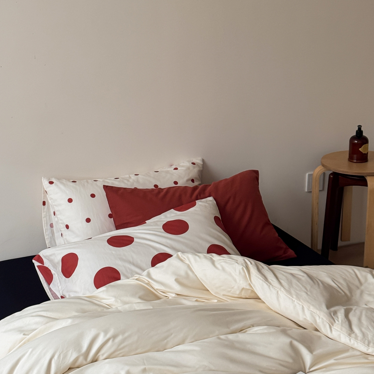 91家纺网 家纺一手货源 找家纺 尺素 2026新款全棉纯棉简约松弛感波点四件套纯棉ins风纯色被套 自在穿行