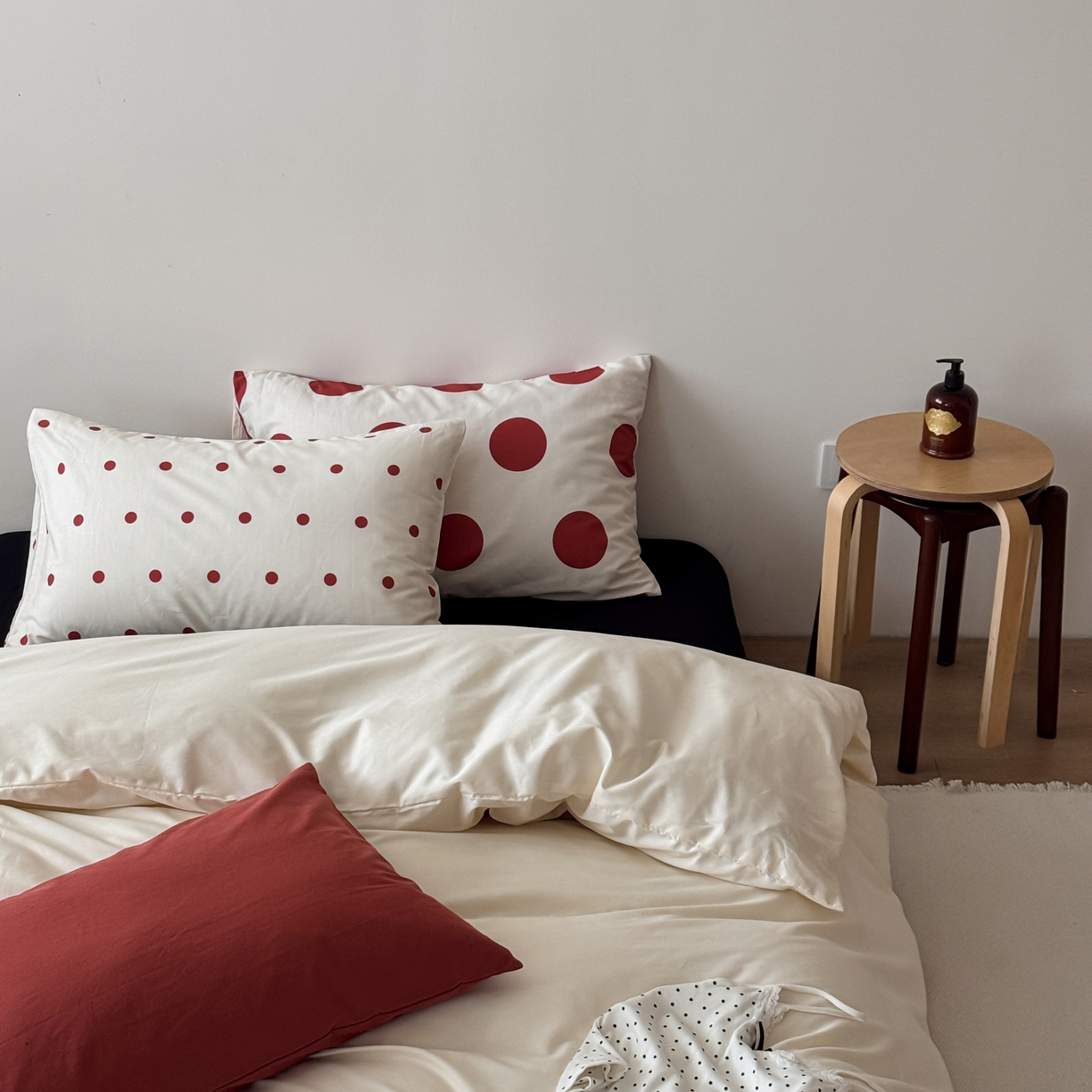 91家纺网 家纺一手货源 找家纺 尺素 2026新款全棉纯棉简约松弛感波点四件套纯棉ins风纯色被套 自在穿行