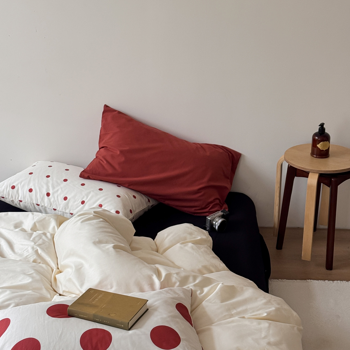 91家纺网 家纺一手货源 找家纺 尺素 2026新款全棉纯棉简约松弛感波点四件套纯棉ins风纯色被套 自在穿行