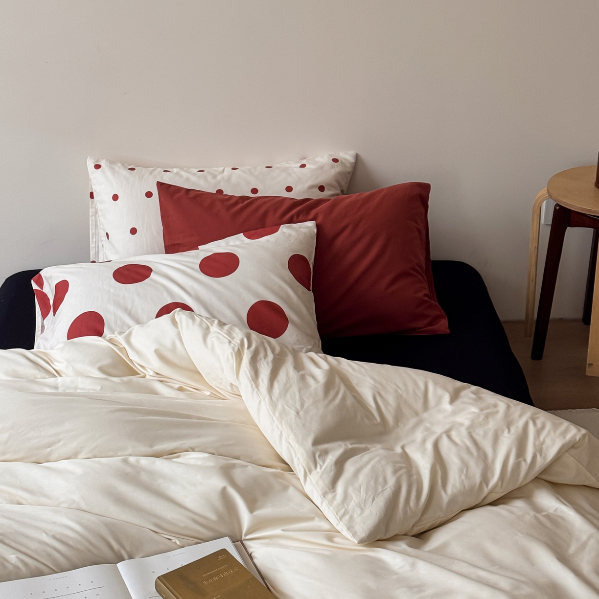 91家纺网 家纺一手货源 找家纺 尺素 2026新款全棉纯棉简约松弛感波点四件套纯棉ins风纯色被套 自在穿行