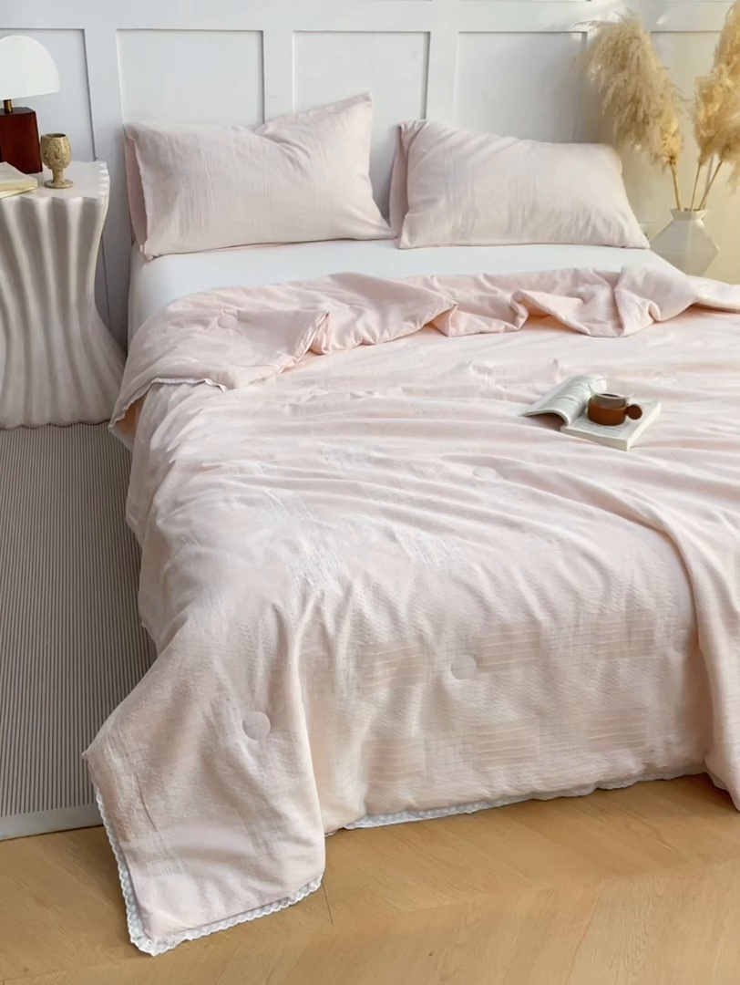 91家纺网 家纺一手货源 找家纺 VIP被业 2026新款A类全棉蚕蛹提花双层纱夏被直播款小红书空调被 海贝粉