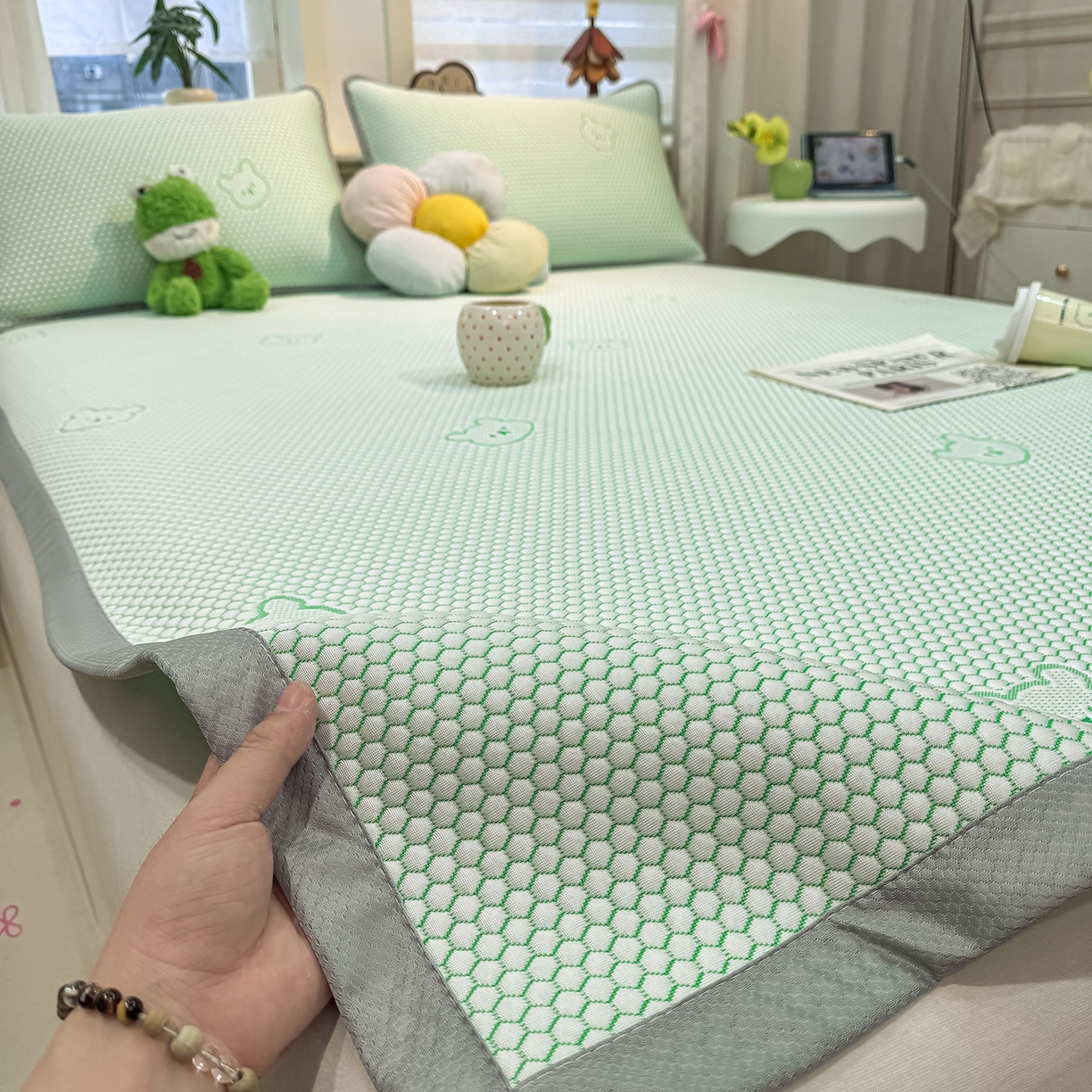 91家纺网 家纺一手货源 找家纺 眠势力 2026新款冰豆豆凉席三件套夏季冷感可机洗冰丝席软席子条席款 冰皮熊-绿