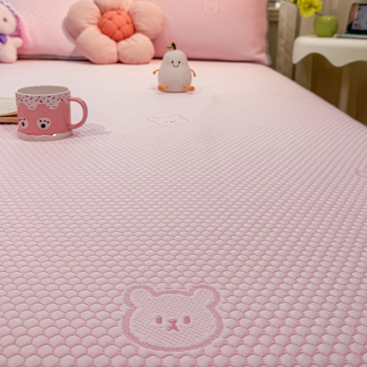 91家纺网 家纺一手货源 找家纺 眠势力 2026新款冰豆豆凉席三件套夏季冷感可机洗冰丝席软席子条席款 冰皮熊-粉