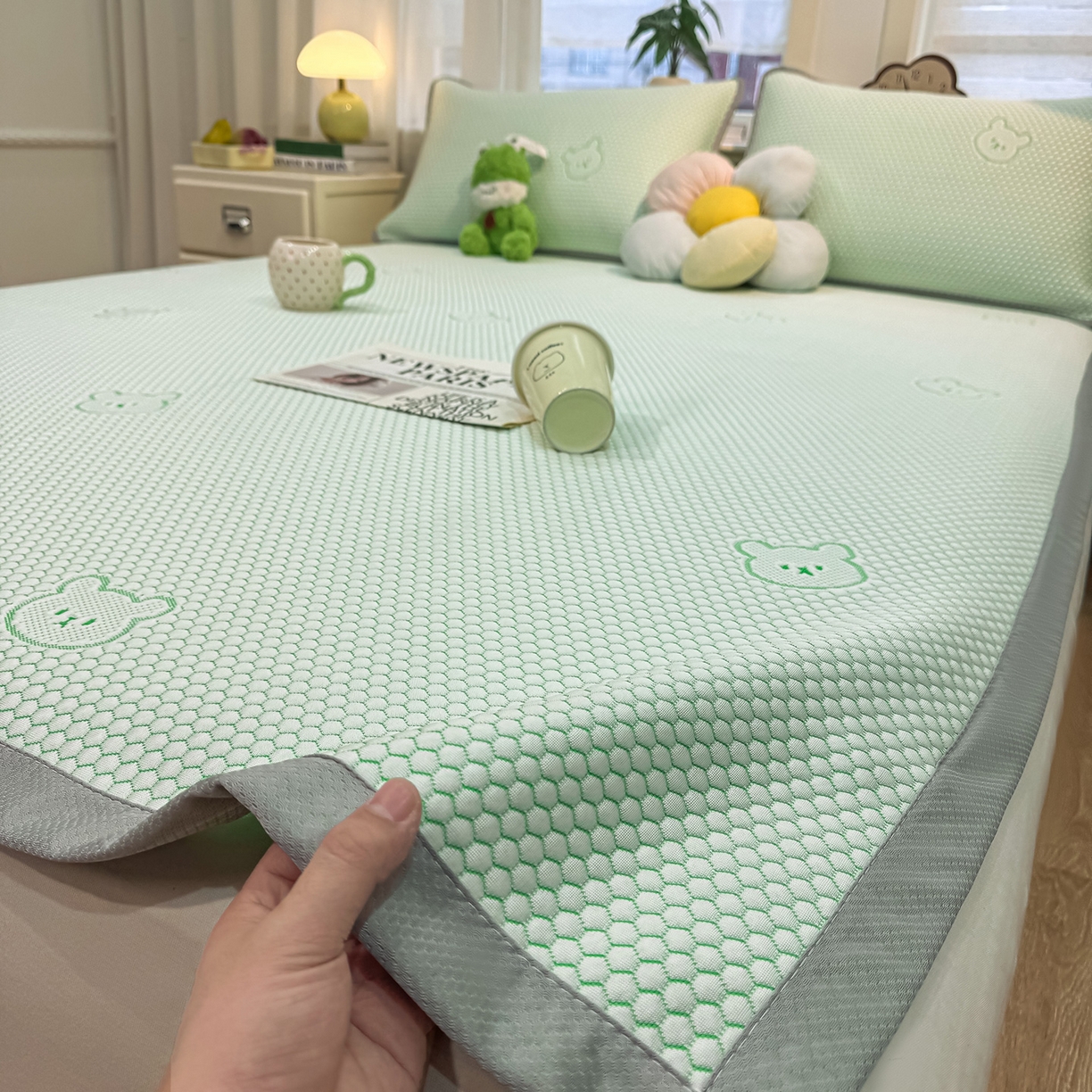 91家纺网 家纺一手货源 找家纺 眠势力 2026新款冰豆豆凉席三件套夏季冷感可机洗冰丝席软席子条席款 冰皮熊-绿