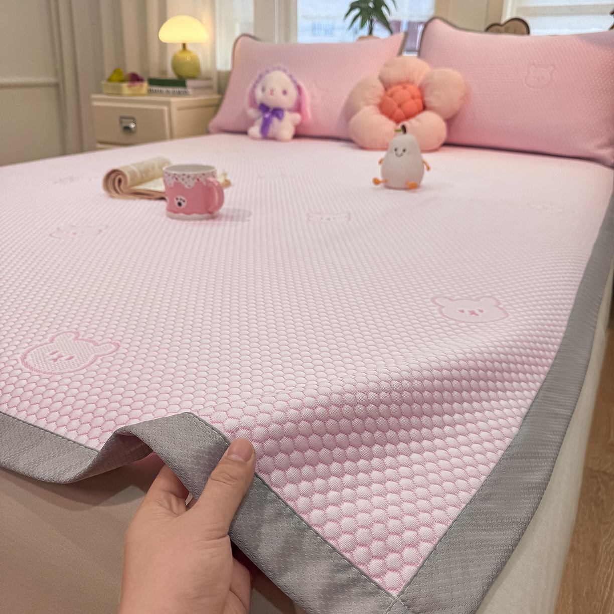 91家纺网 家纺一手货源 找家纺 眠势力 2026新款冰豆豆凉席三件套夏季冷感可机洗冰丝席软席子条席款 冰皮熊-粉