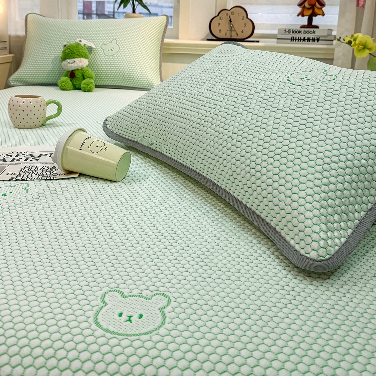 91家纺网 家纺一手货源 找家纺 眠势力 2026新款冰豆豆凉席三件套夏季冷感可机洗冰丝席软席子条席款 冰皮熊-绿