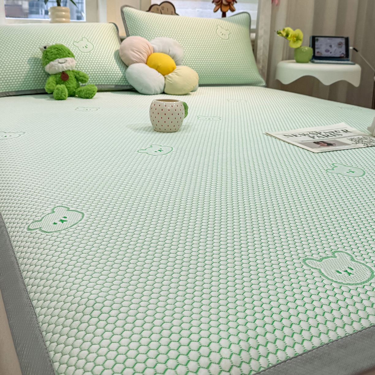 91家纺网 家纺一手货源 找家纺 眠势力 2026新款冰豆豆凉席三件套夏季冷感可机洗冰丝席软席子条席款 冰皮熊-绿