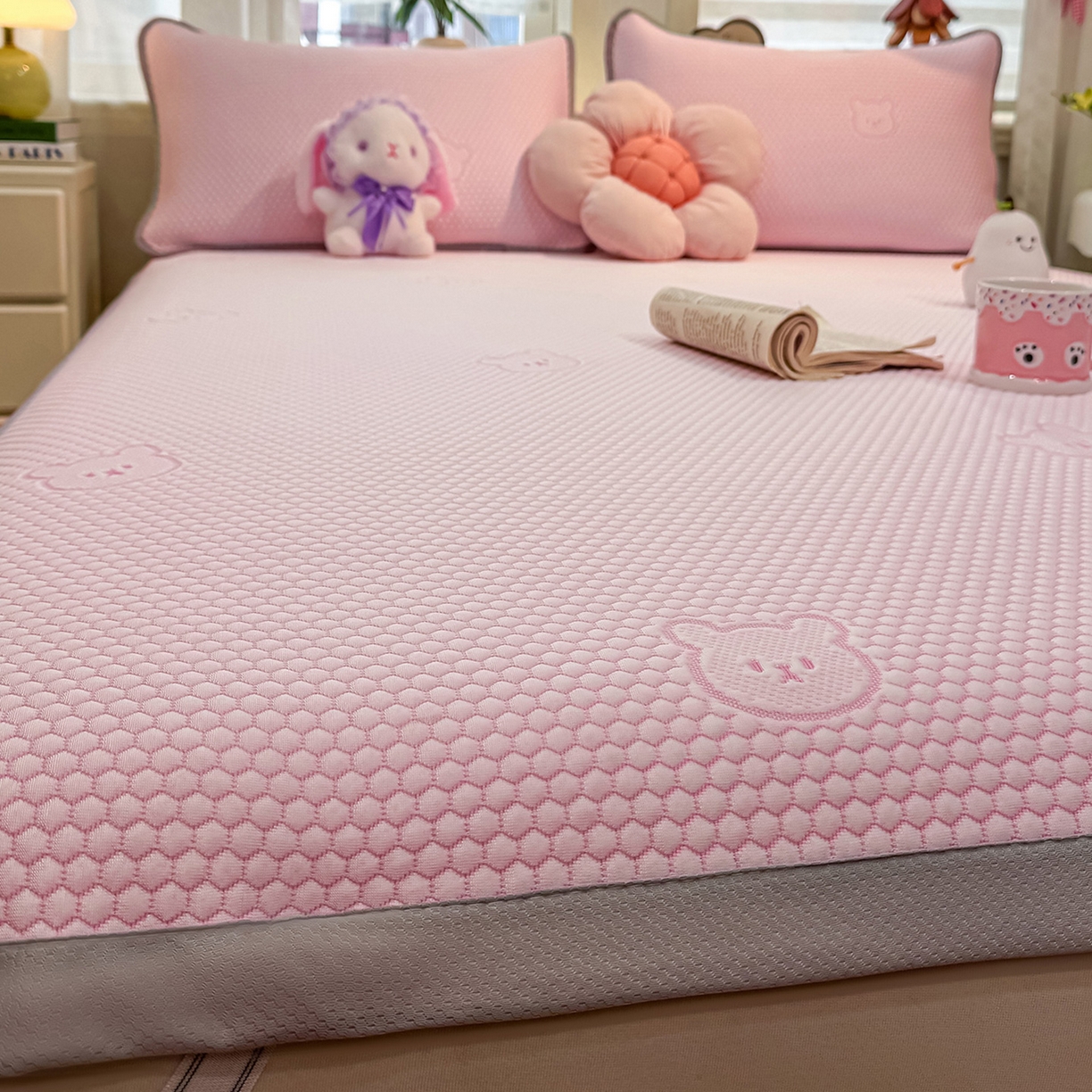 91家纺网 家纺一手货源 找家纺 眠势力 2026新款冰豆豆凉席三件套夏季冷感可机洗冰丝席软席子条席款 冰皮熊-粉