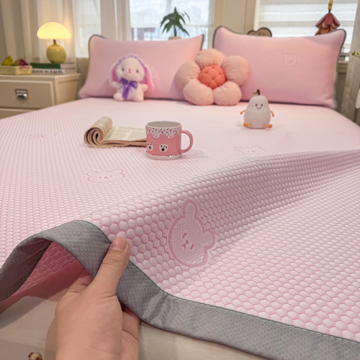 91家纺网 家纺一手货源 找家纺 眠势力 2026新款冰豆豆凉席三件套夏季冷感可机洗冰丝席软席子条席款 冰皮熊-粉