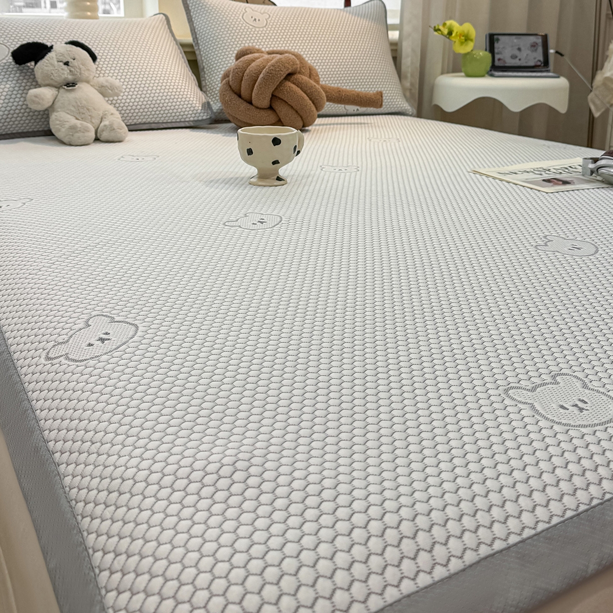 91家纺网 家纺一手货源 找家纺 眠势力 2026新款冰豆豆凉席三件套夏季冷感可机洗冰丝席软席子条席款 冰皮熊-灰