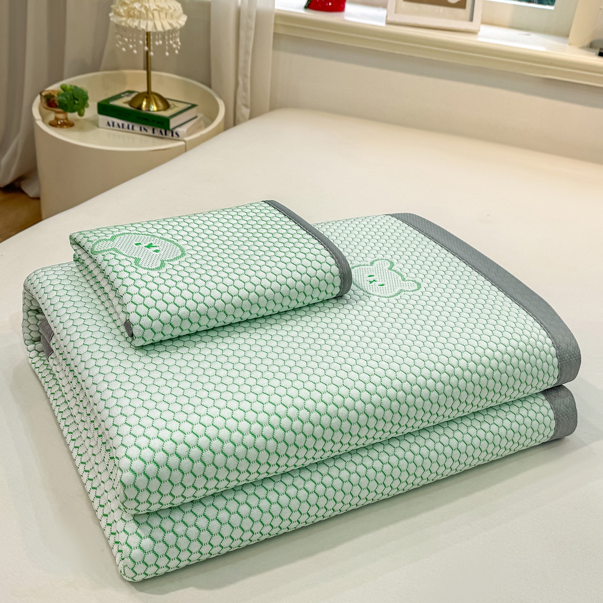 91家纺网 家纺一手货源 找家纺 眠势力 2026新款冰豆豆凉席三件套夏季冷感可机洗冰丝席软席子条席款 冰皮熊-绿