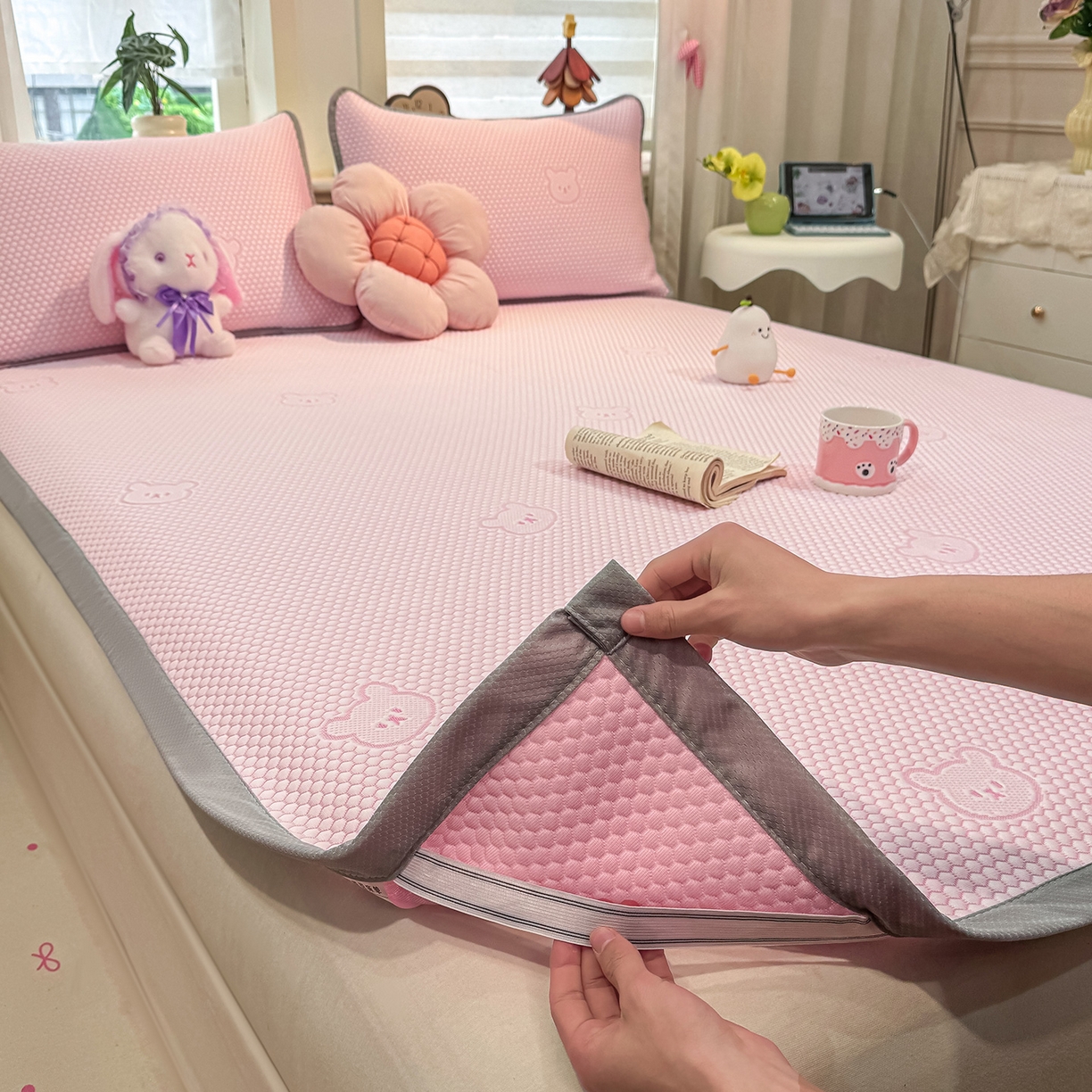 91家纺网 家纺一手货源 找家纺 眠势力 2026新款冰豆豆凉席三件套夏季冷感可机洗冰丝席软席子条席款 冰皮熊-粉