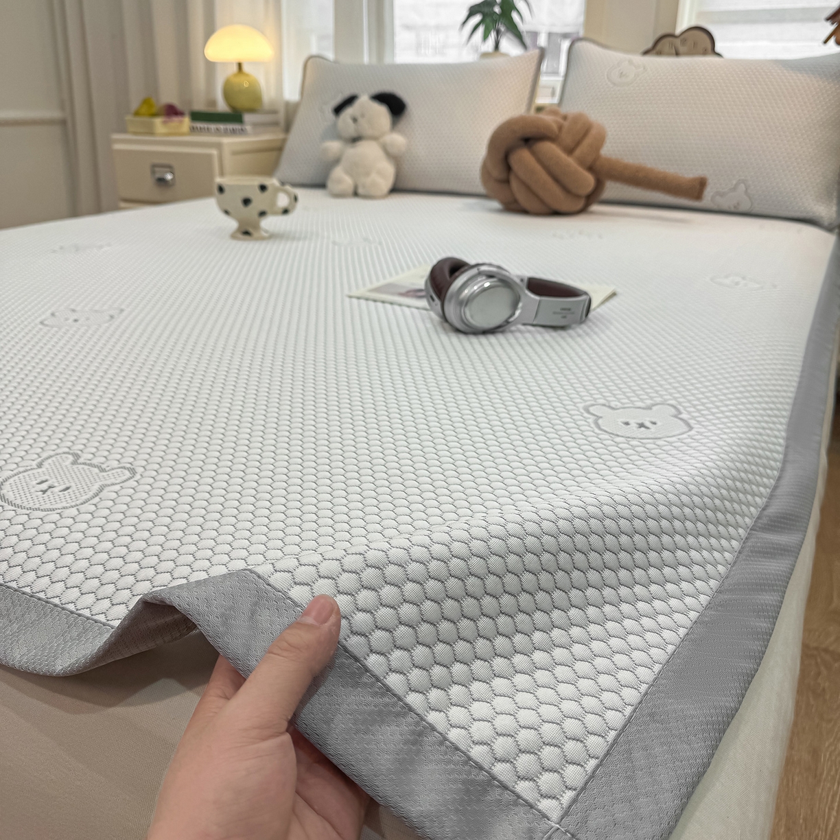 91家纺网 家纺一手货源 找家纺 眠势力 2026新款冰豆豆凉席三件套夏季冷感可机洗冰丝席软席子条席款 冰皮熊-灰