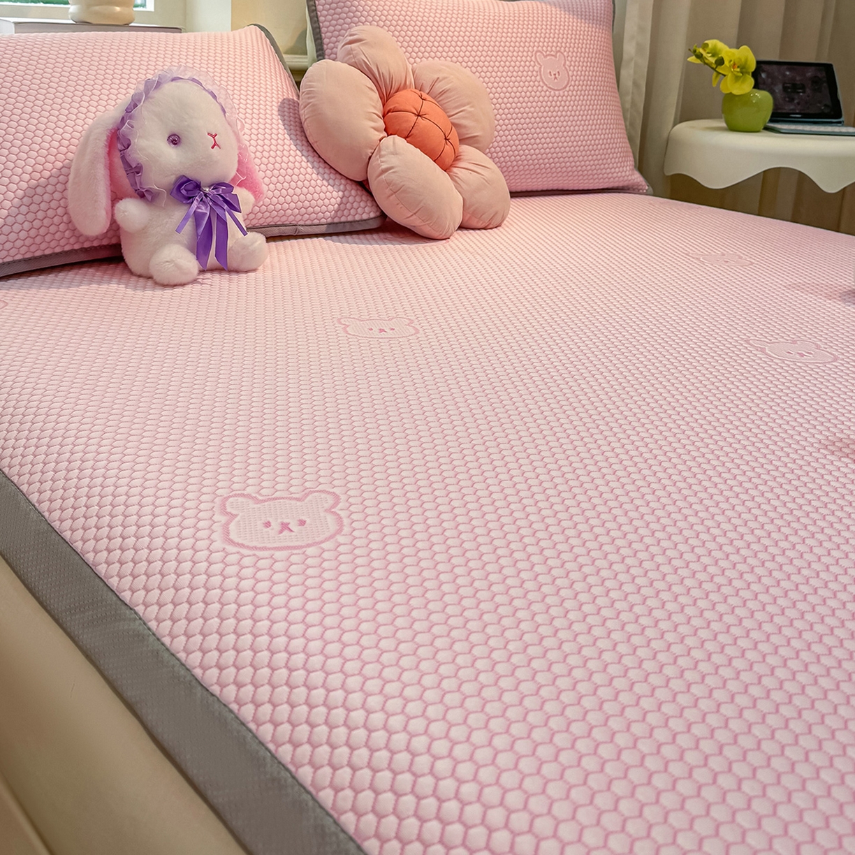 91家纺网 家纺一手货源 找家纺 眠势力 2026新款冰豆豆凉席三件套夏季冷感可机洗冰丝席软席子条席款 冰皮熊-粉