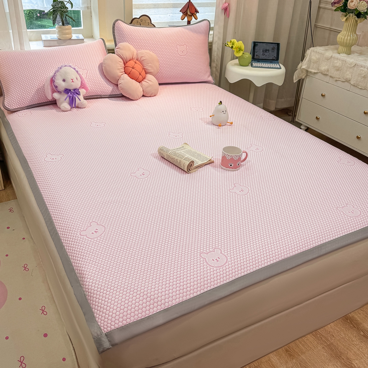 91家纺网 家纺一手货源 找家纺 眠势力 2026新款冰豆豆凉席三件套夏季冷感可机洗冰丝席软席子条席款 冰皮熊-粉