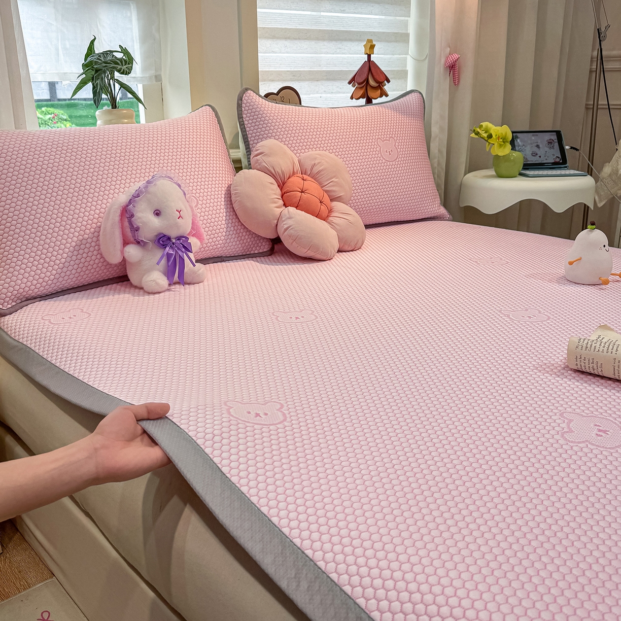 91家纺网 家纺一手货源 找家纺 眠势力 2026新款冰豆豆凉席三件套夏季冷感可机洗冰丝席软席子条席款 冰皮熊-粉