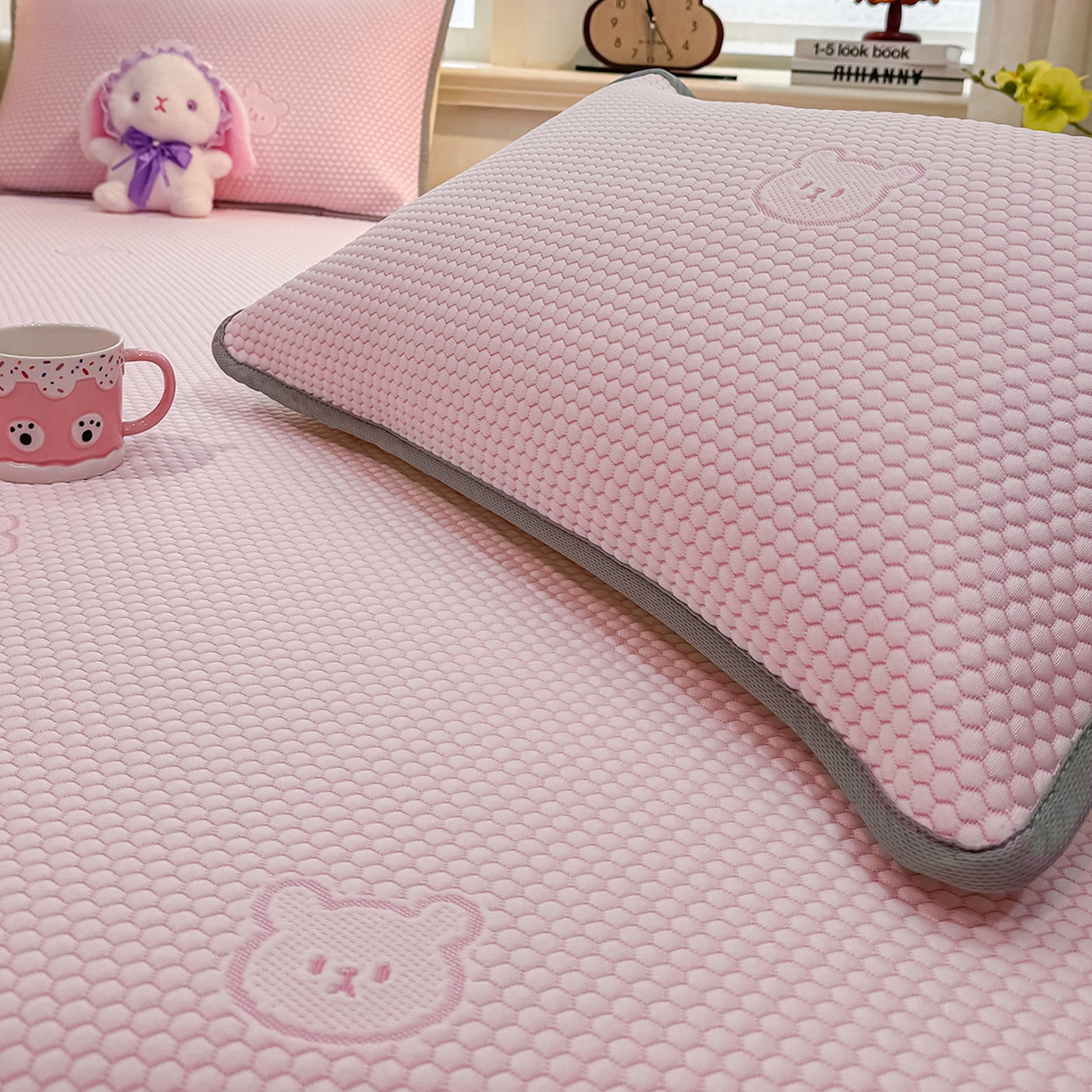 91家纺网 家纺一手货源 找家纺 眠势力 2026新款冰豆豆凉席三件套夏季冷感可机洗冰丝席软席子条席款 冰皮熊-粉