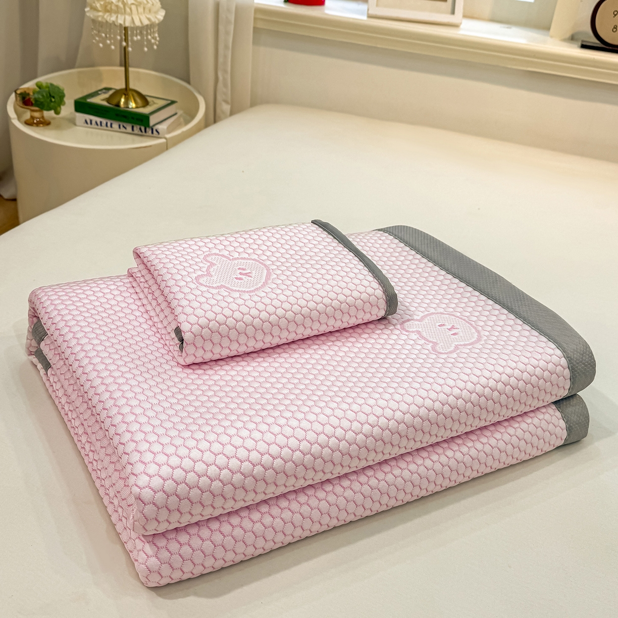 91家纺网 家纺一手货源 找家纺 眠势力 2026新款冰豆豆凉席三件套夏季冷感可机洗冰丝席软席子条席款 冰皮熊-粉