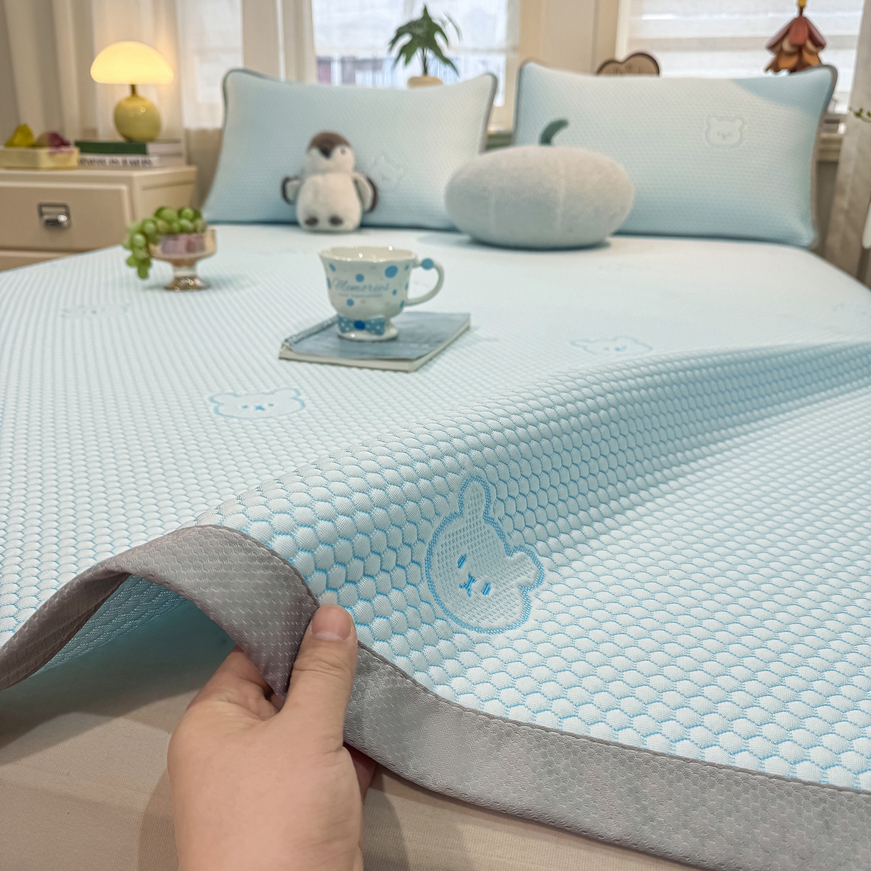 91家纺网 家纺一手货源 找家纺 眠势力 2026新款冰豆豆凉席三件套夏季冷感可机洗冰丝席软席子条席款 冰皮熊-兰