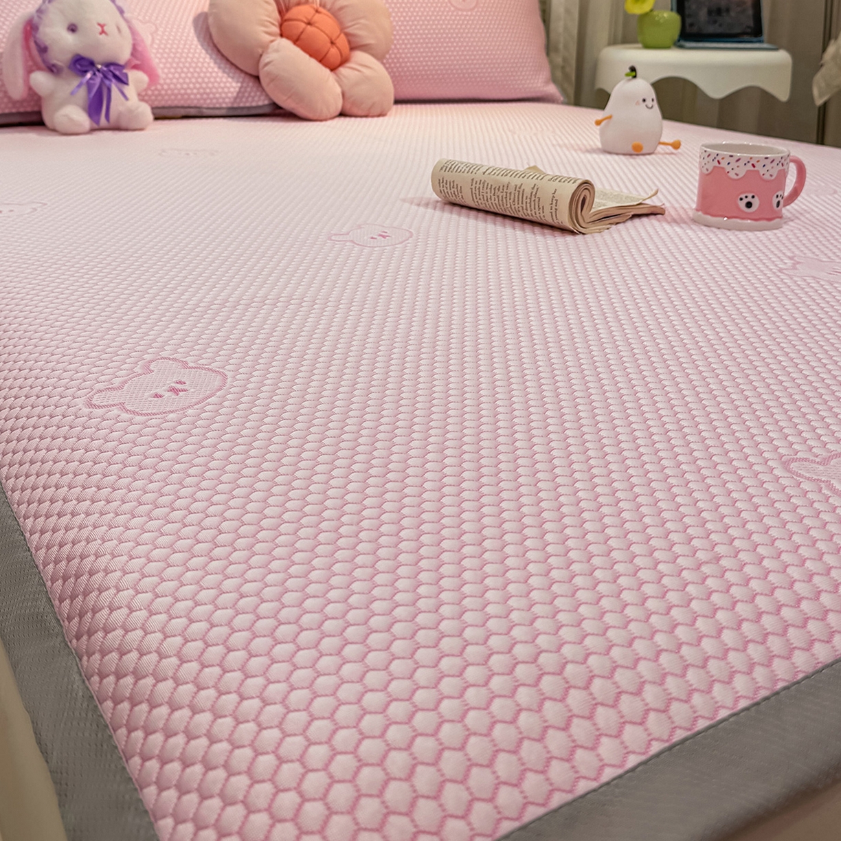 91家纺网 家纺一手货源 找家纺 眠势力 2026新款冰豆豆凉席三件套夏季冷感可机洗冰丝席软席子条席款 冰皮熊-粉