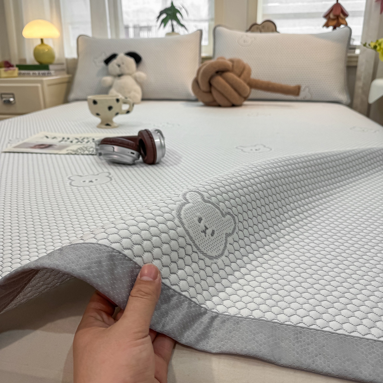 91家纺网 家纺一手货源 找家纺 眠势力 2026新款冰豆豆凉席三件套夏季冷感可机洗冰丝席软席子条席款 冰皮熊-灰